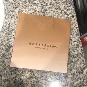 Anastasia Beverly Hills “Sunkissed” glowkit